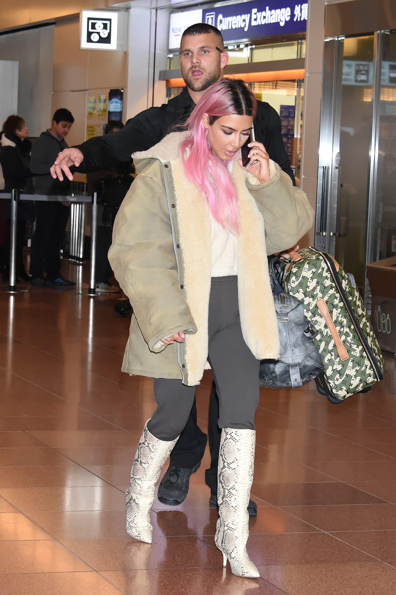 Kim Kardashian, quien tiene tres hijos y ahora luce el cabello rosado, le confesó a Khloé que su placenta era tan grande que le dio lo suficiente para llenar dos frascos.
