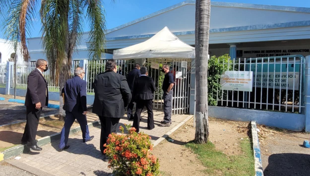 Agentes del NIE allanan oficinas del Cesco de Manatí, un centro de inspección de Barceloneta y varias gestorías