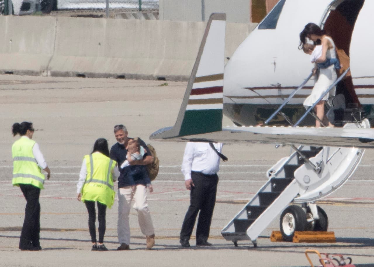 La familia llegó el sábado pasado en un jet privado a Milán, dejando ver a Ella y a Alexander.