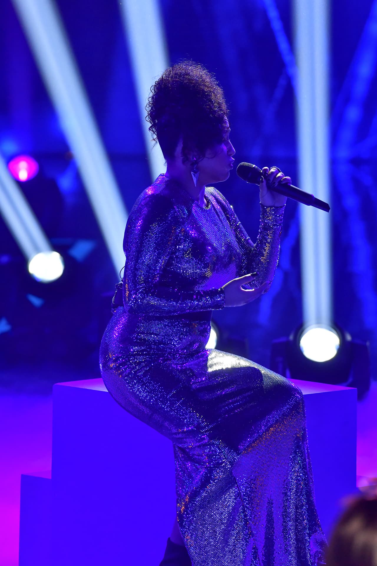 Una vez más Jessica llegó al escenario del foro en donde se graba la competencia de talentos usando una bota ortopédica, en esta ocasión
<a href="https://www.univision.com/shows/reina-de-la-cancion/una-mala-racha-persigue-a-jessica-nunez-la-participante-desafina-con-viveme-de-laura-pausini-video" target="_blank">le tocó interpretar el difícil tema 'Víveme', de Laura Pausini</a>.