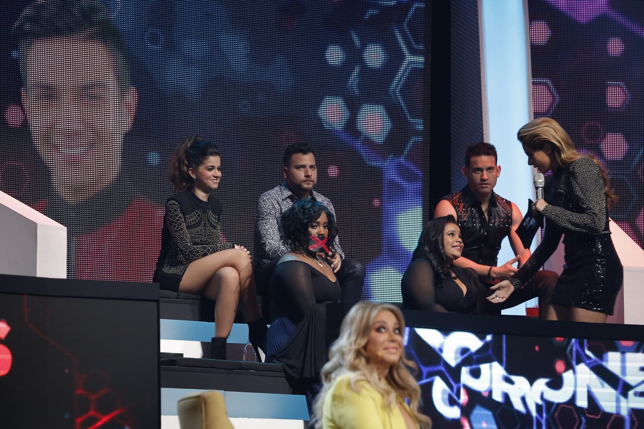 La que no andaba de muy buen genio era Shika D'Razzi, pues no quería cantar la canción junto a La Banda La Adictiva porque no se la sabía. La culpa se la echó a sus compañeros porque no le quisieron prestar sus celulares para leer la letra.