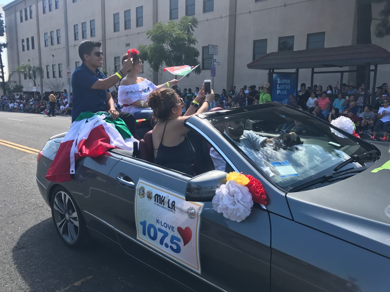 Erika Reyna acompañó a otros locutores y talentos de Univision durante una caravana para celebrar las 'Fiestas Patrias' en el sur de California.