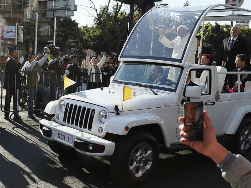 El papa Francisco hace su recorrido por las calles de Ciudad de México hacia Palacio Nacional.