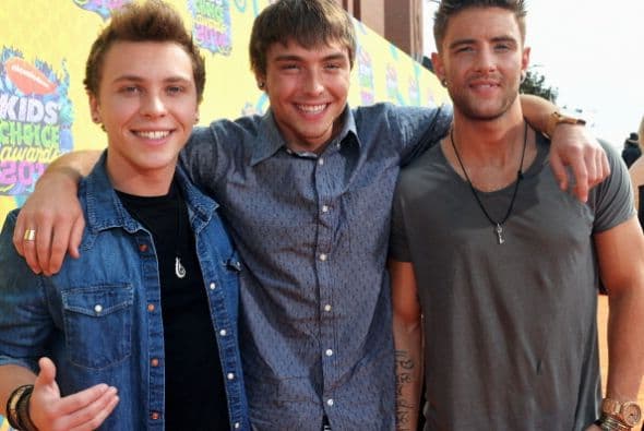 La banda de dancehall/pop-rock estadounidense, Emblem3, fue otro tercio de guapos que, muy a su estilo personal, sacó unos deslumbrantes 'looks' y encantadoras sonrisas para asistir a esta alfombra naranja.