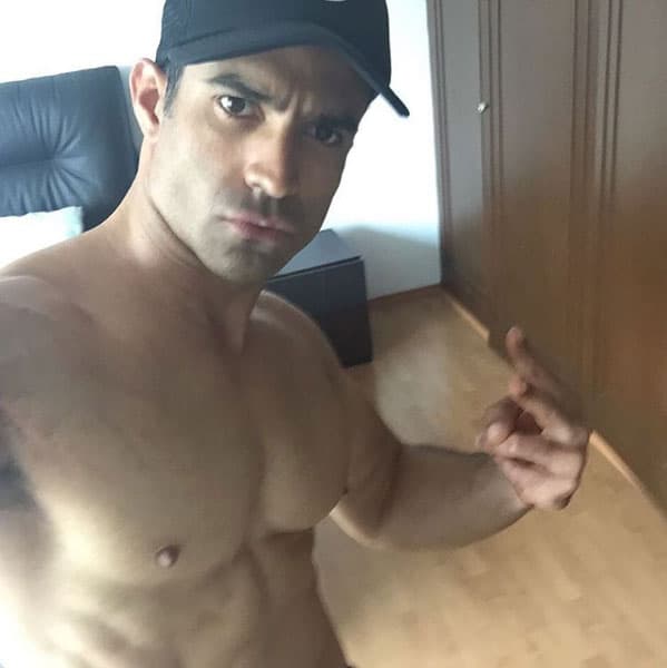 "Ahorita me estoy dando un buen espacio para mí y para sanarme y pues
<b> encontré el amor</b>", dijo a 'Venga la alegría' sobre su noviazgo con la villana de la telenovela 'La Dueña'.
<br>