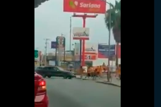 Por un callejón contiguo al supermercado, el auto avanzó sin freno ante los fanáticos que buscaban evitar ser arrollados.