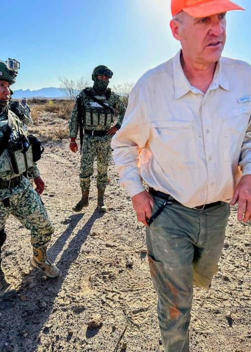 James Holeman, con los uniformados mexicanos.