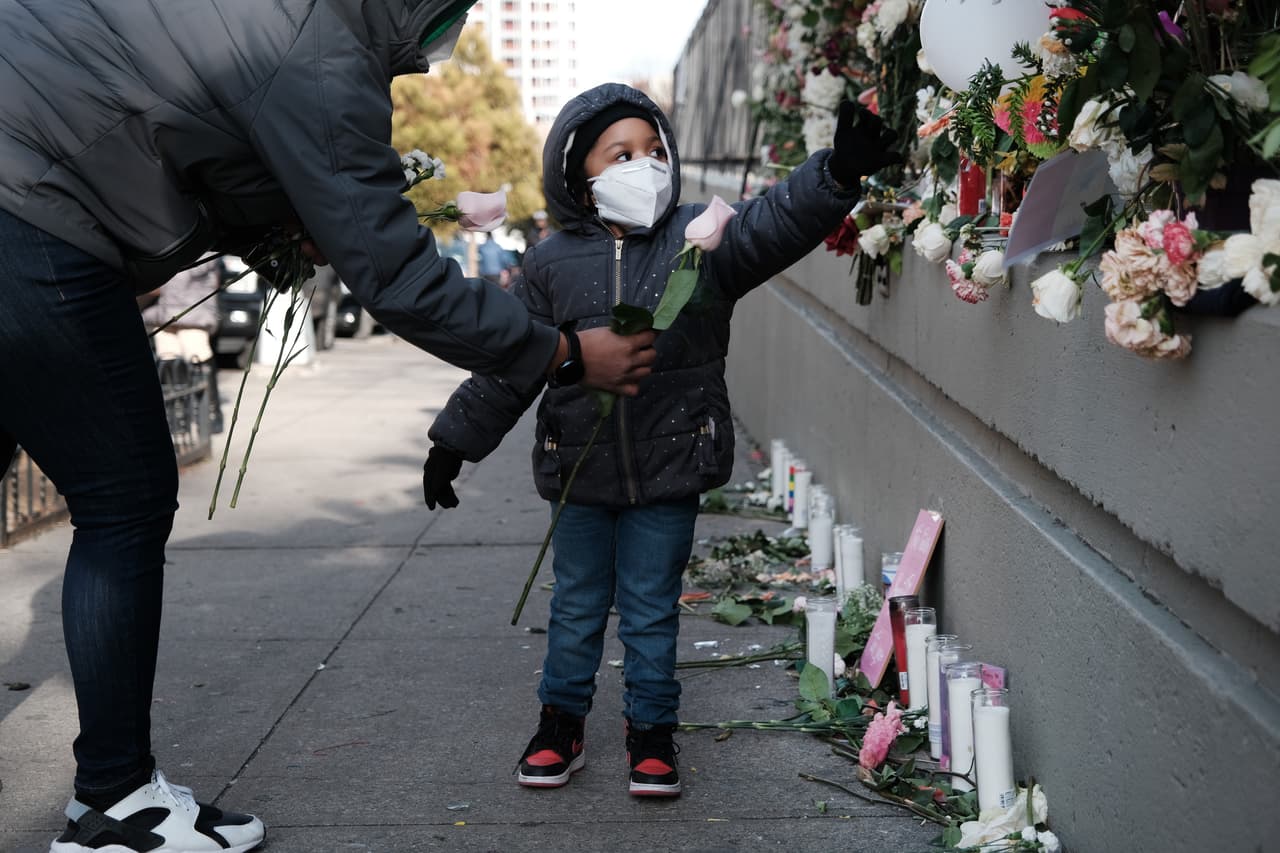 Días después del incendio, la zona del inmueble se convirtió en un memorial en el que las personas colocaron velas, flores, globos y mensajes en honor a las víctimas.