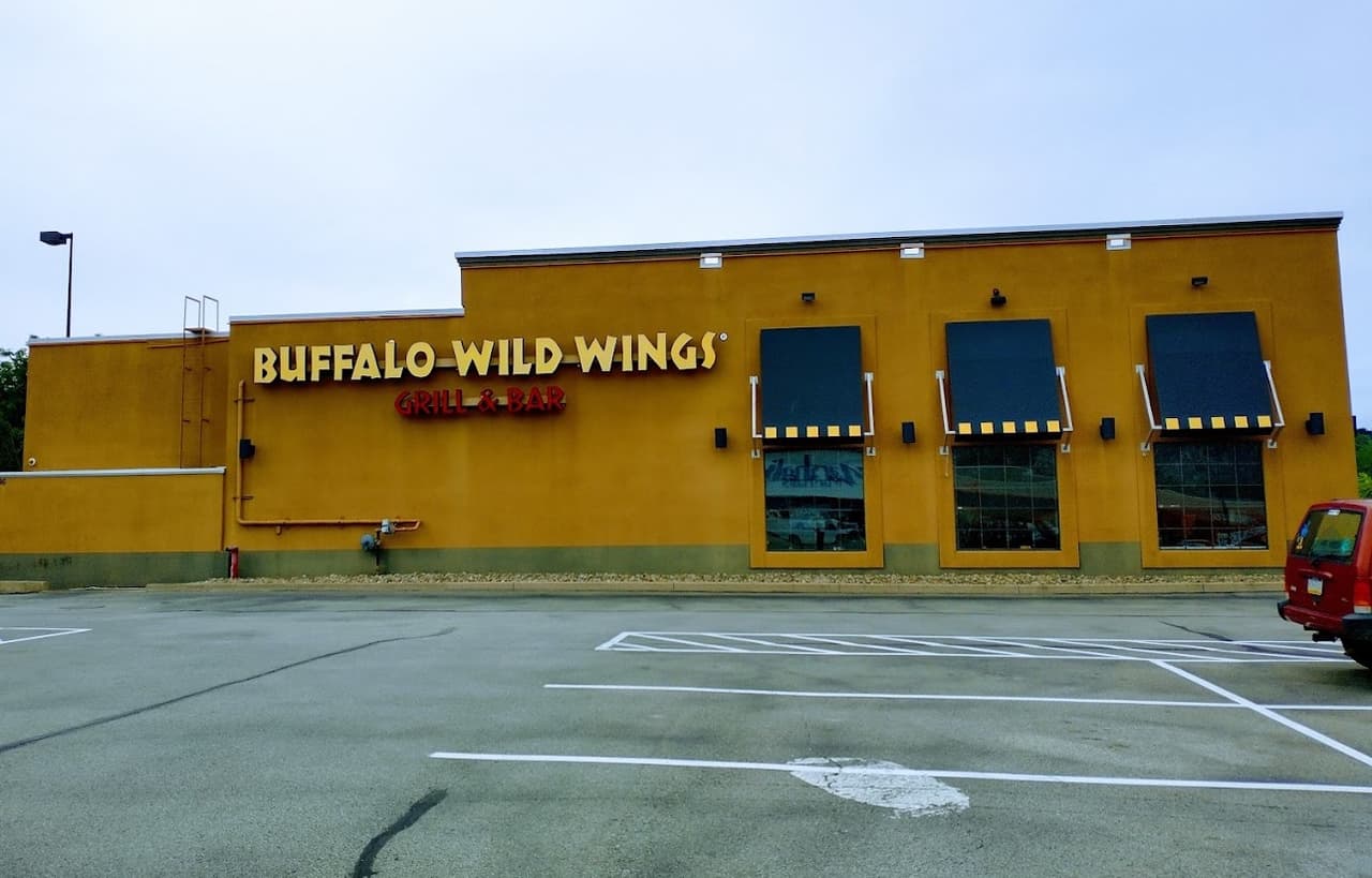 Bomberos combaten incendio en sucursal de Buffalo Wild Wings en West Mifflin