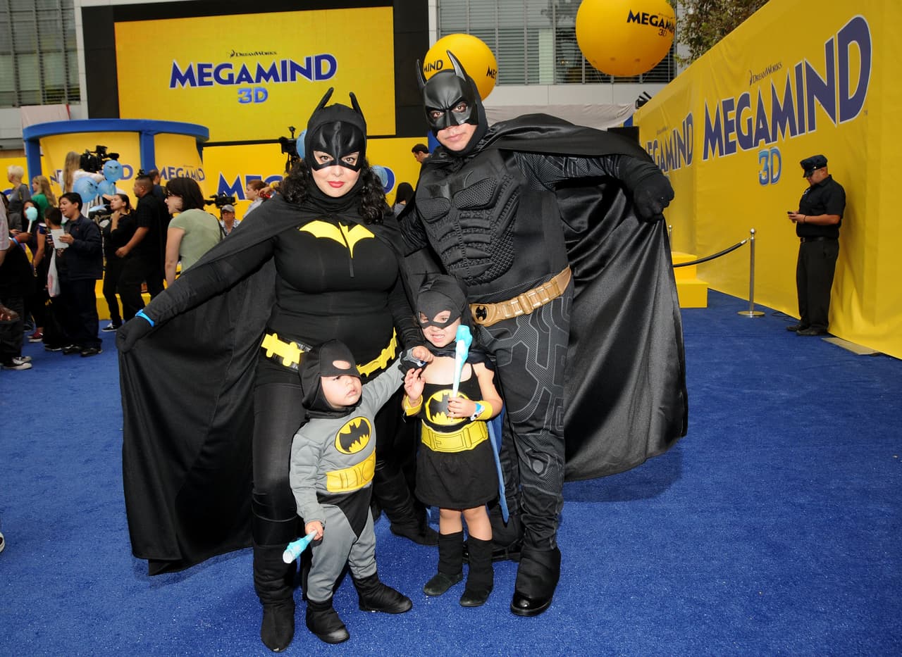 <b>Batman:</b>
<br>De la amplia categoría conformada por los súper héroes el hombre del momento es el guardian de Ciudad Gótica. Su traje (y accesorios) existen en versiones para toda la familia. 
<br>
<br>
<b>Algunos básicos para el disfraz:</b> un antifaz, la batiseñal, ropa negra. 
<br>
<br>
<b>De venta en:</b>
<br>Walmart, $40 dólares en adelante.
<br>