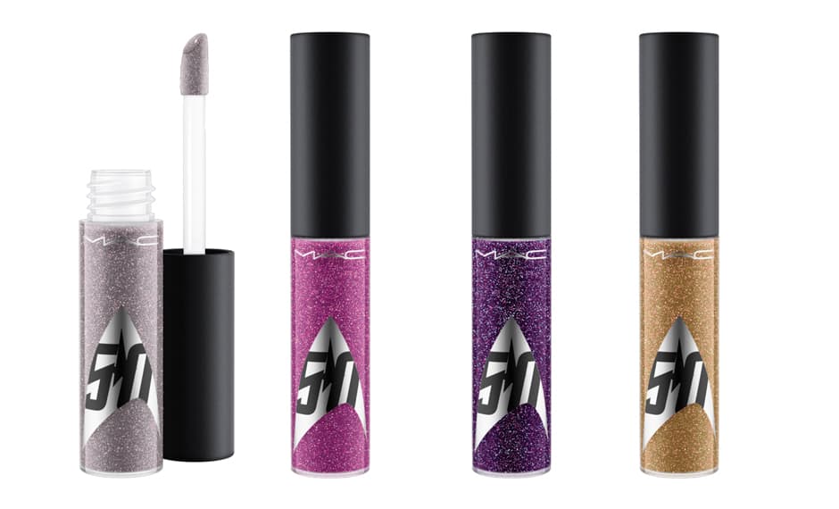 Si prefieres darle color a tus labios con un gloss, la colección tiene cuatro brillantes opciones. Los puedes aplicar directamente sobre los labios o sobre el lipstick. Los tonos: Set To Stun, Khaannnn!, Warp Speed Aheda, Pleasure Planet. 17 dólares cada uno en 
<a href="https://www.maccosmetics.com/collections-mac-star-trek">Maccosmetics.com</a>.
<br>