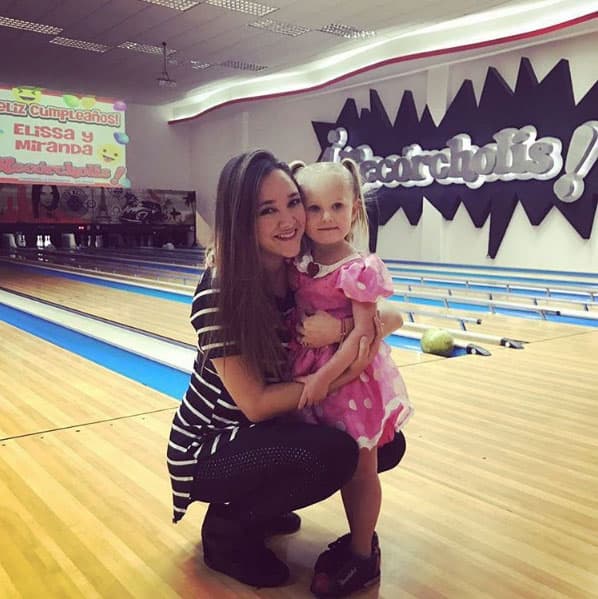 Sherlyn es quien bautizó a la pequeña Miranda: "Con mi madrina @sherlyny ❤❤ En mi fiesta!!".