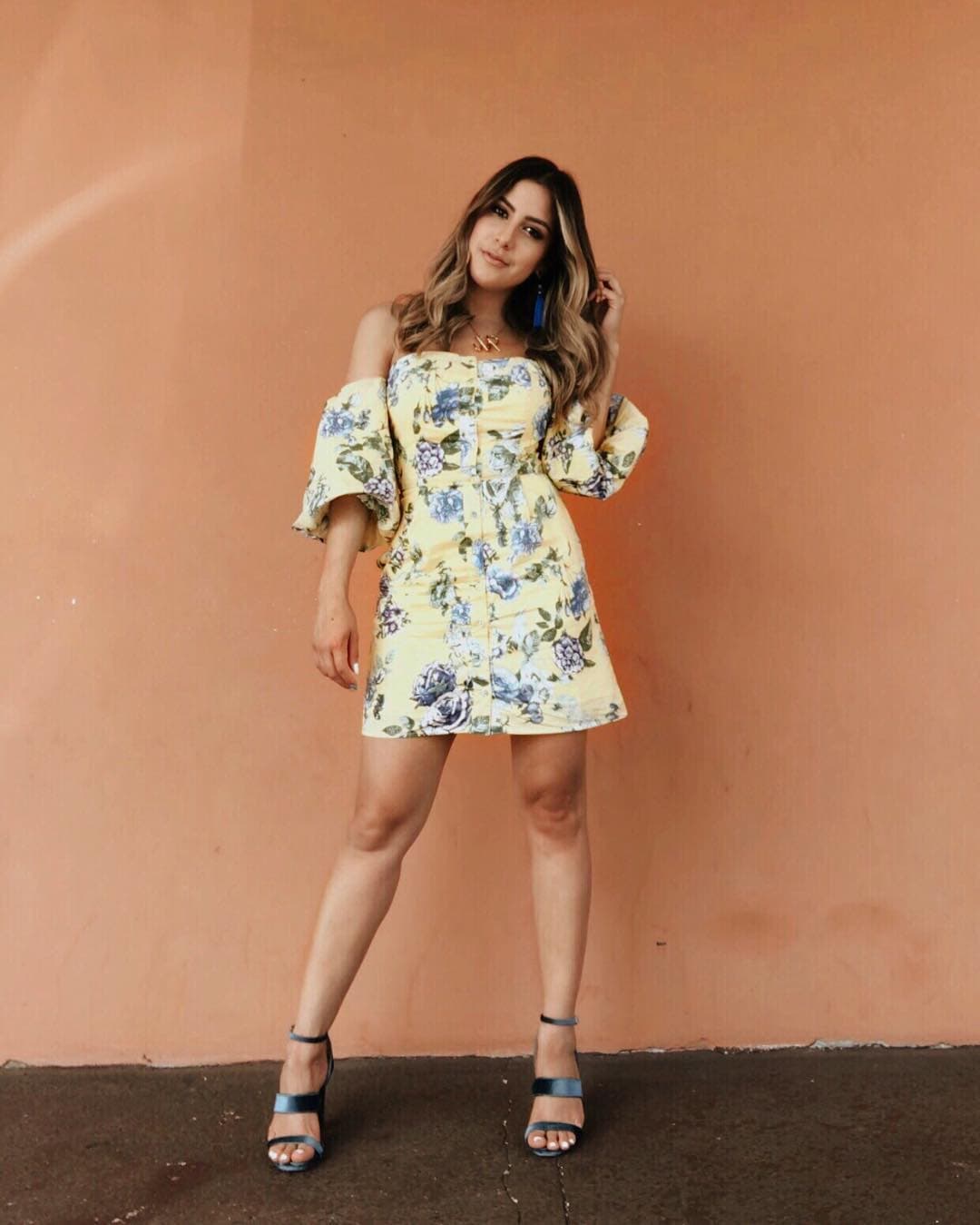 La más joven del equipo de Despierta América no deja de sorprender con su buen gusto por la moda y la belleza. Aquí la vemos con un atuendo casual en el tono en cuestión pero con estampado floral. Es así como nuestras conductoras están imponiendo tendencias, ¿ya elegiste tu atuendo favorito?