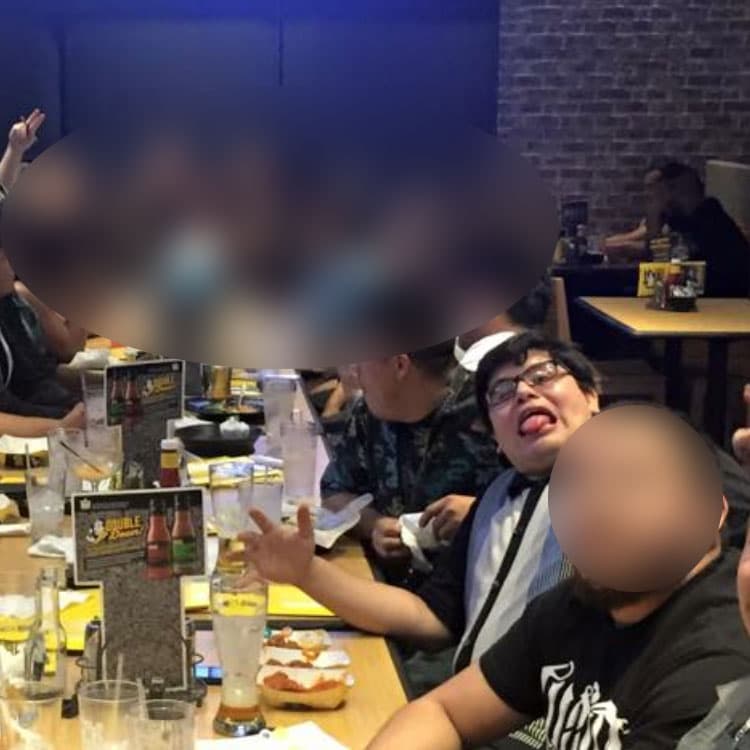 Aquí, el joven bromea. Quienes lo conocen lo describen no obstante como una persona reservada.