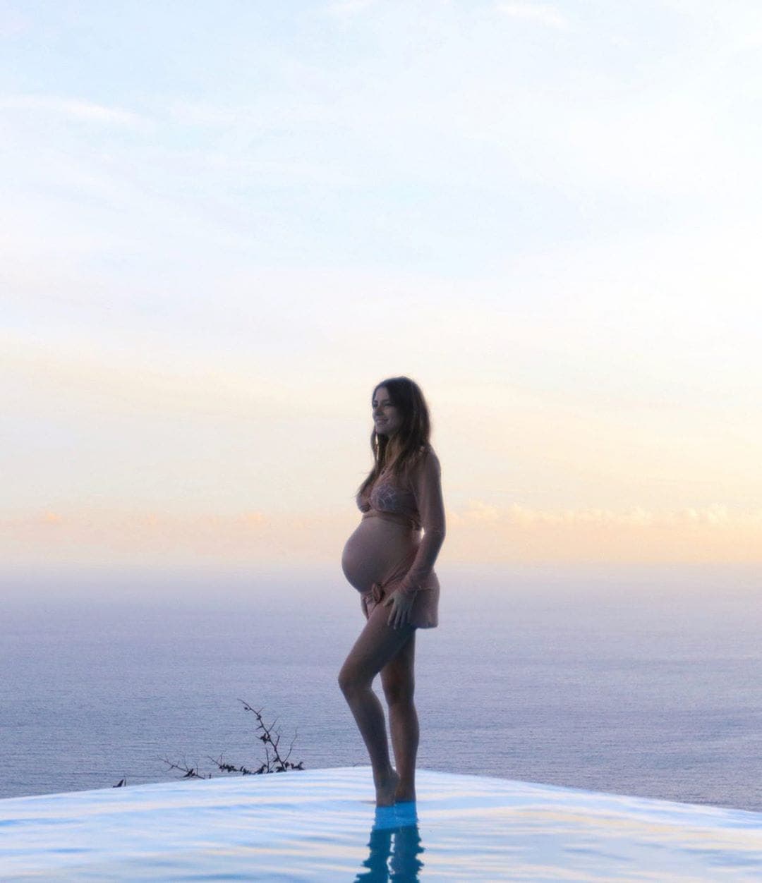 <b><a href="https://www.univision.com/deportes/futbol/imagenes-exclusivas-chicharito-se-caso-con-sarah-kohan-en-chulavista">La esposa de Javier 'Chicharito' Hernández</a></b> resaltó el respeto que le tiene a todas las mujeres.