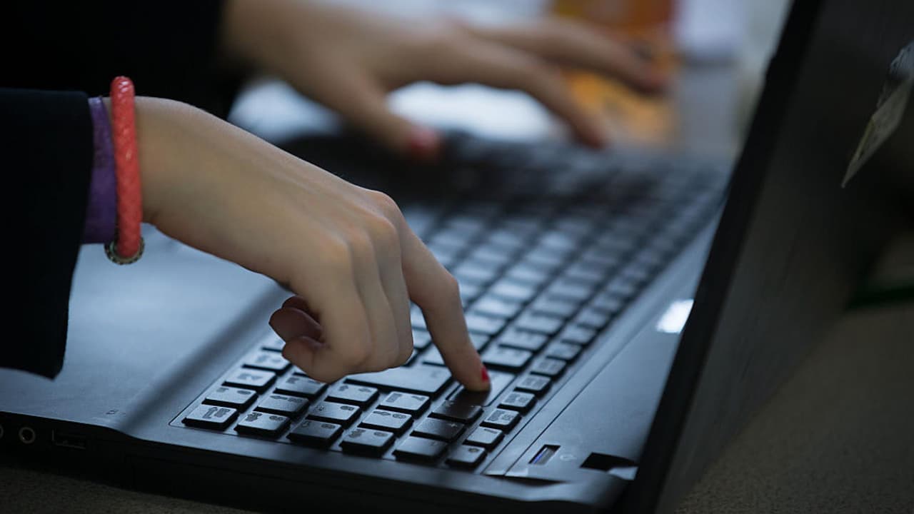 <b><i>Mira también:</i></b>
<i> </i>Durante la pandemia del coronavirus las compras en internet se dispararon y beneficios como devoluciones gratuitas de los productos motivaron a los compradores; sin embargo, esta alternativa parece que pronto terminará. Tiendas como H&M y Zara han anunciado que comenzarán a cobrar por la devolución de sus prendas adquiridas en la web. Angie Escamilla, estilista, dice que esta decisión le conviene a los comercios porque así no seguirán "perdiendo de su bolsillo estos gastos”. 
<b><a target="_blank" href="https://vix.com/es-es/canales/channel-callsign-frequancy-news-24-7?utm_medium=internal_referral&utm_source=univision&utm_campaign=evergreen&utm_content=ed_news&utm_term=video">Puedes ver en ViX más noticias gratis</a></b>.