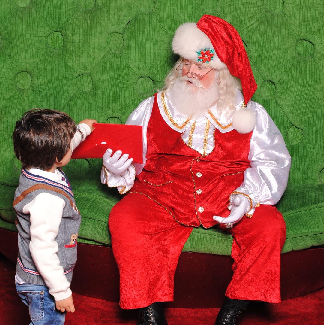 Bruce se porta muy bien todo el año para que sus deseos de Navidad se cumplan. En esta imagen el pequeño tenía poco más de 3 años.