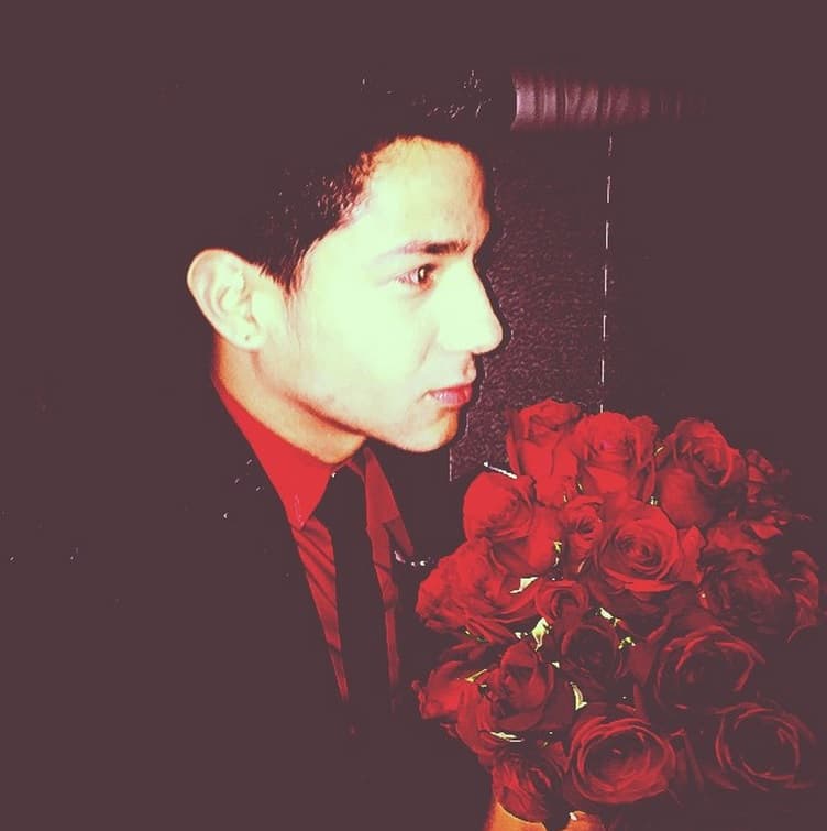 No hay show en el que no regale unas dulces y románticas rosas rojas.