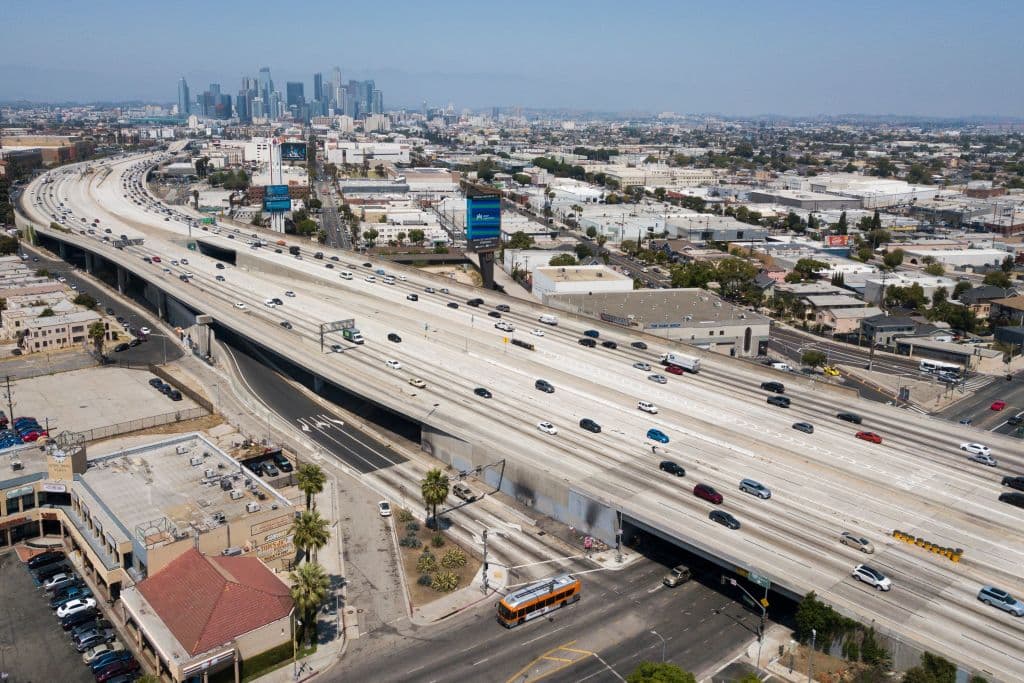 <b>04/10: Los Ángeles.</b> Despojada del primer lugar como peor ciudad, los conductores de Los Ángeles se retrasaron también unas 46 horas en 2020 por culpa del tráfico congestionado. Además la ciudad ocupó el segundo lugar en tiempo total por encima del necesario para completar un trayecto a velocidades de flujo libre, con 365,543 horas, solo por debajo del área de Nueva York, que este último año se llevó todos los récords, si bien el estudio anticipa que tras la eliminación de restricciones Los Ángeles podría recuperar pronto su título de peor ciudad de EEUU en materia de tráfico.