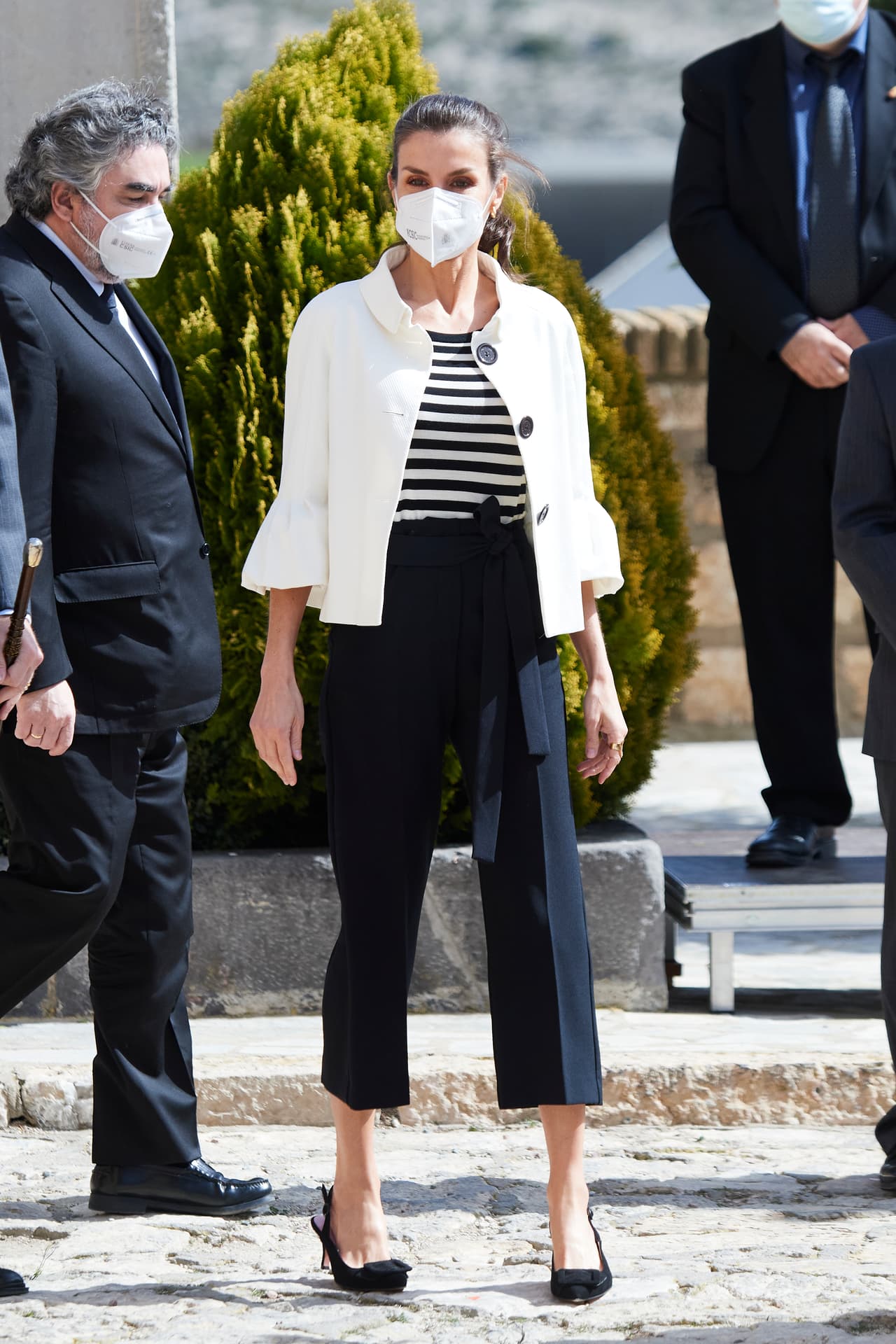 No solo la esposa del príncipe William ha sido vista luciendo esta tendencia, la 
<b><a href="https://www.univision.com/famosos/reina-letizia-bolso-imitacion-mallorca-fotos">reina Letizia también ha optado por este look. </a></b>
