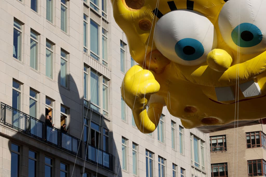 Y cómo no reconocer a Bob Esponja. Algunas personas pudieron seguir desde los edificios el paso de los globos y carros decorados.