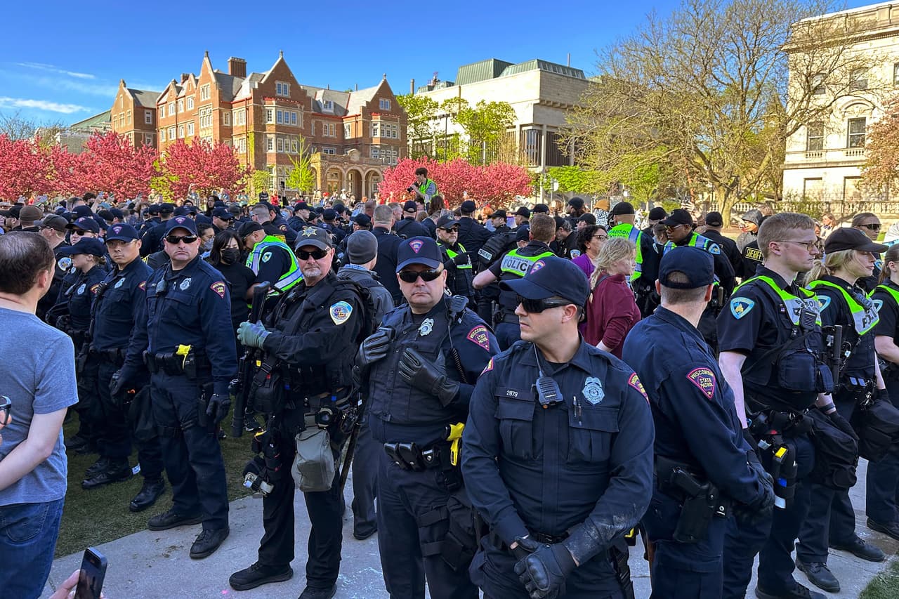 La policía retira las tiendas de campaña levantadas por los manifestantes en el campus de la Universidad de Wisconsin en Madison, este miércoles 1 de mayo.