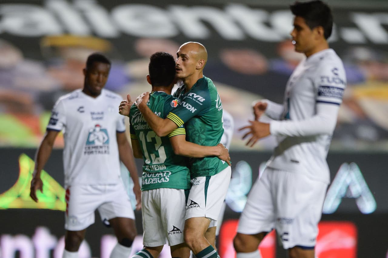 A los 16 minutos del partido, el árbitro señaló una mano dentro del área de Pachuca. Ángel Mena sería el encargado de cobrar la pena máxima.