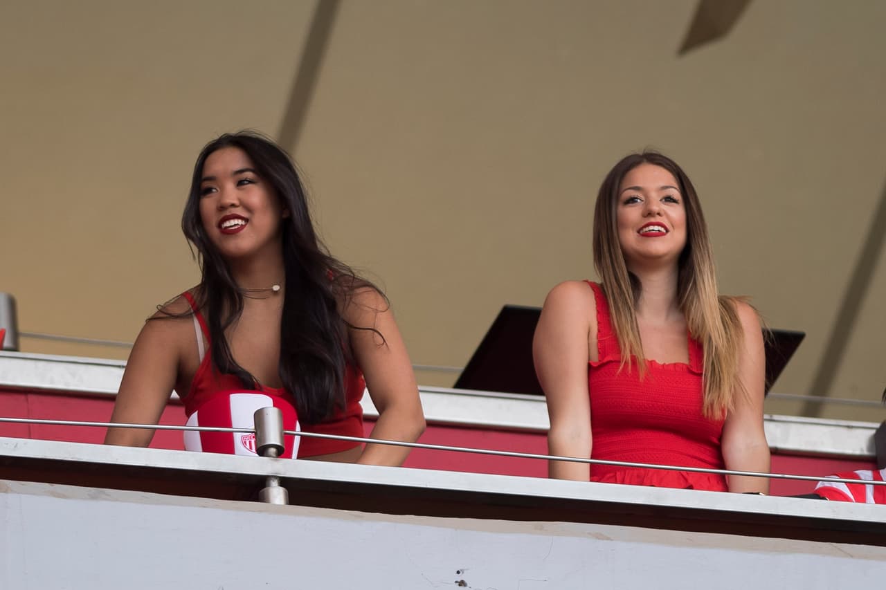 Con la ventaja de ser locales, los aficionados del Necaxa fueron los que primero llegaron al estadio Victoria pero al final se llenó de color y buen ambiente junto a los fanáticos del Toluca.