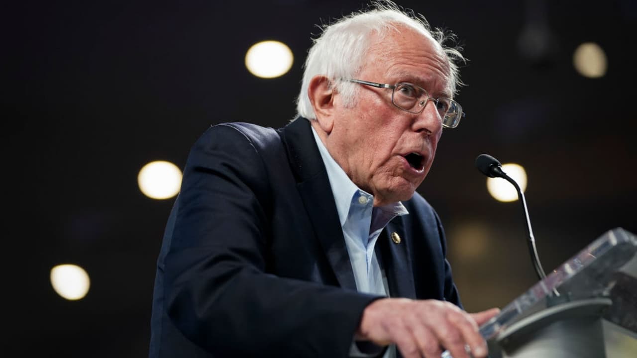 Bernie Sanders defiende sus polémicos comentarios sobre el régimen de Fidel Castro
