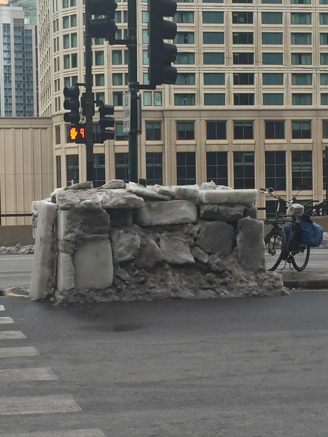 El iglú en el que cabe más de una persona, mide como metro y medio por dos metros.