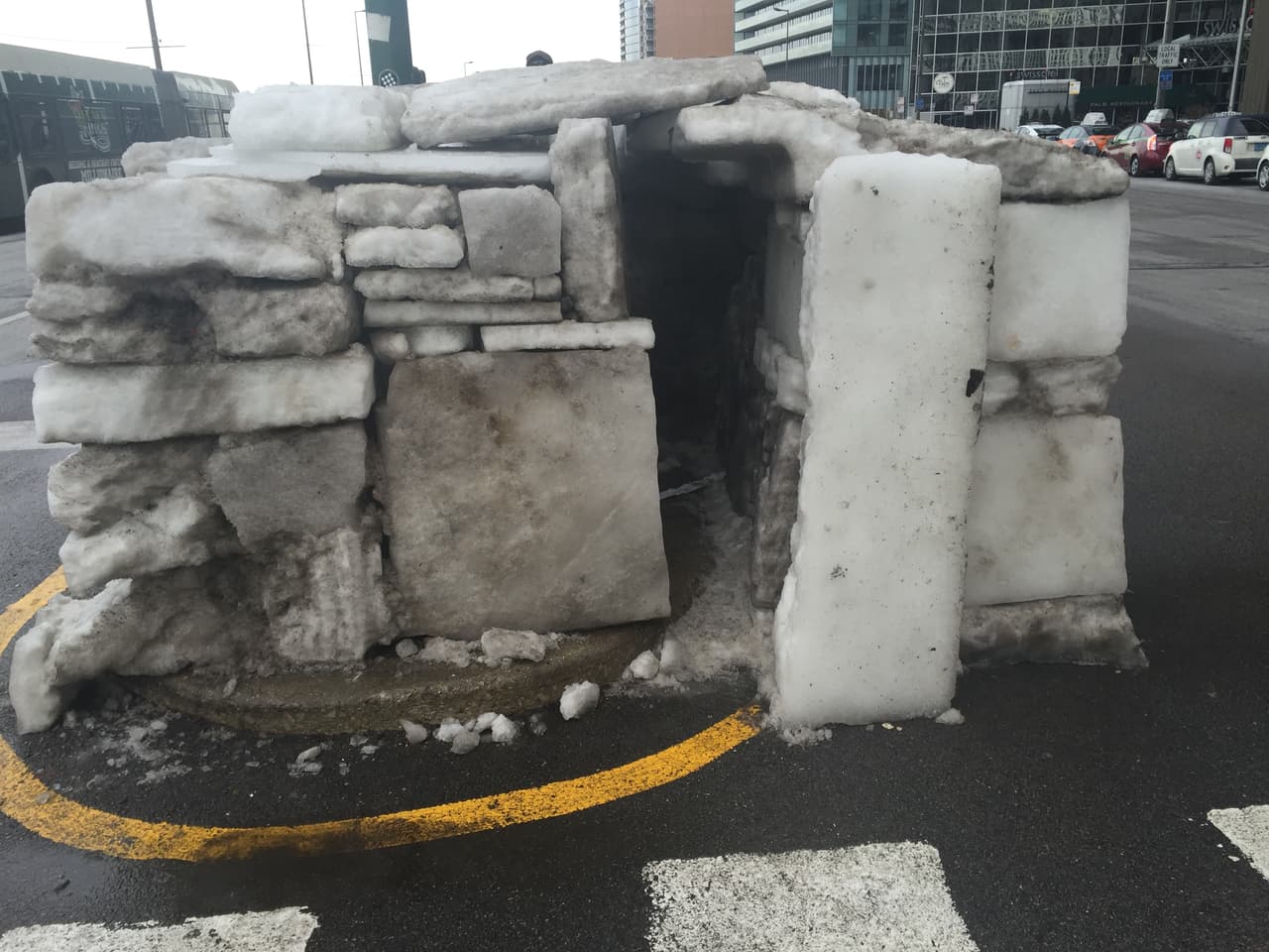 La ciudad de los vientos amaneció con una nueva construcción en pleno corazón de la ciudad, pero a diferencia de otras edificaciones esta está hecha de hielo.