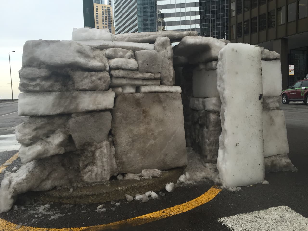 David Sadler, ingeniero de profesión, estaba limpiando las banquetas para hacerlas más accesibles para las personas discapacitadas cuando le surgió la idea de hacer un iglú.