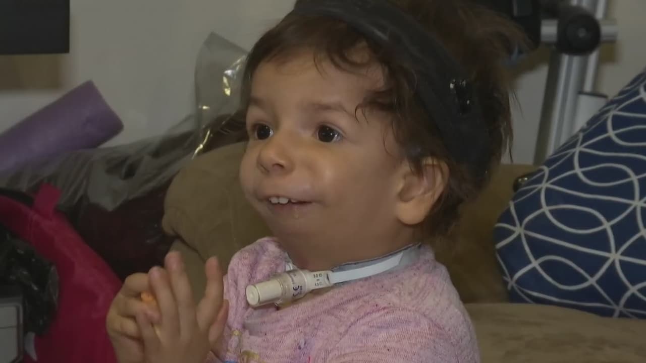 Ayuda de Impacto: Padres mexicanos luchan contra viento y marea para mantener a su hija enferma con vida