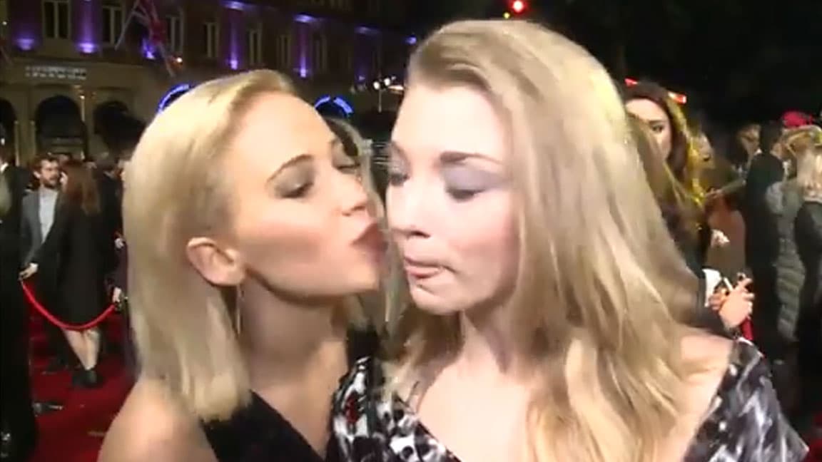 Se acercó a darle un tierno besito de amigas.