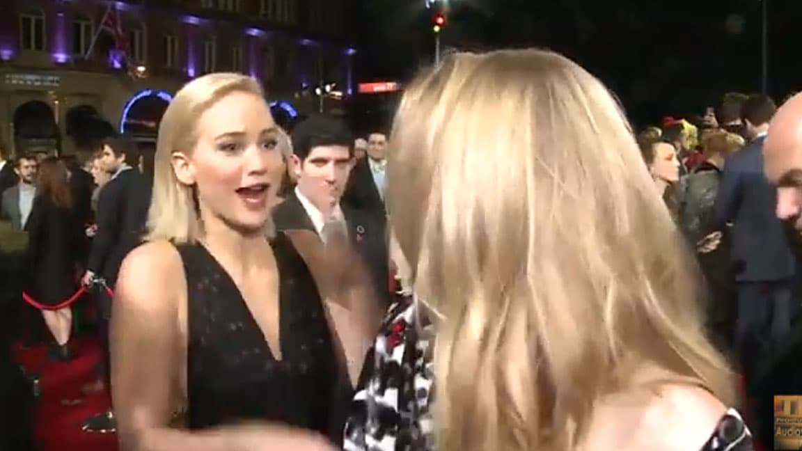 La guapa actriz comenzó a reírse mientras ofrecía disculpas a su compañera.