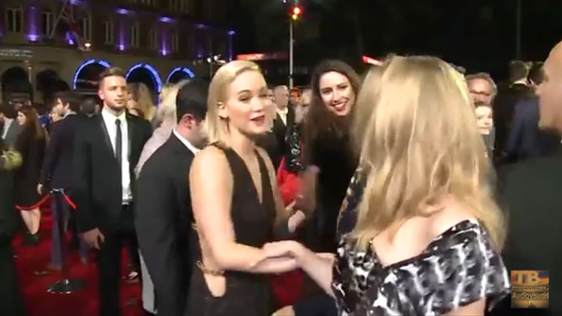 Jen lo tomó con gracias y dijo: "OMG! Nos acabamos de besar en cámara y me gustó".