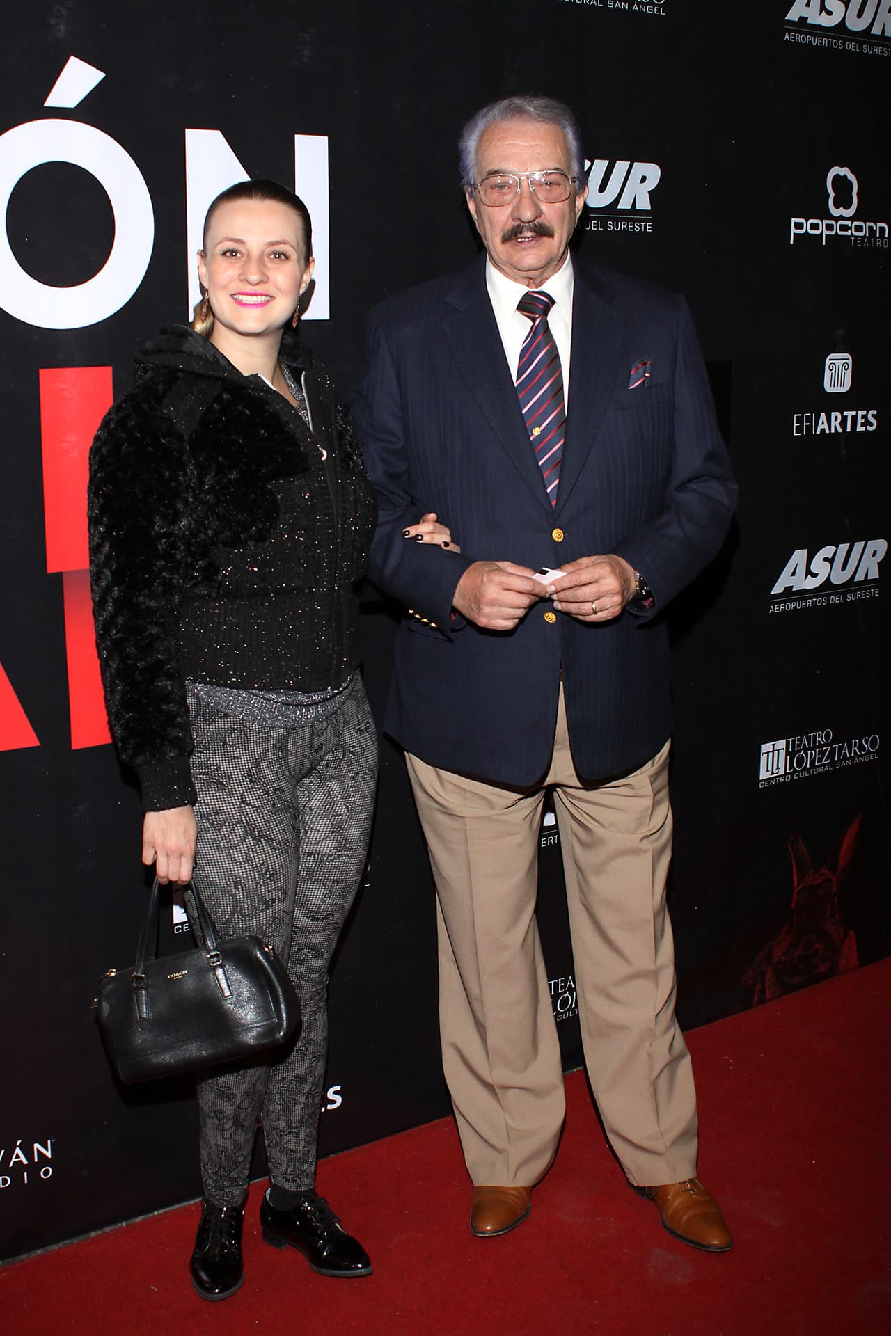 "Aprovecho para agradecerle al muy respetable público el favor que me brindan con atenderme y
<b>queremos seguir trabajando</b>", reiteró.