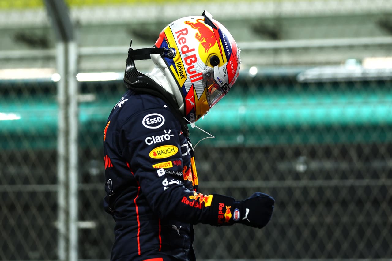 Checo Pérez rumbo a las entrevistas tras haber conquistado Arabia Saudita en la calificación.