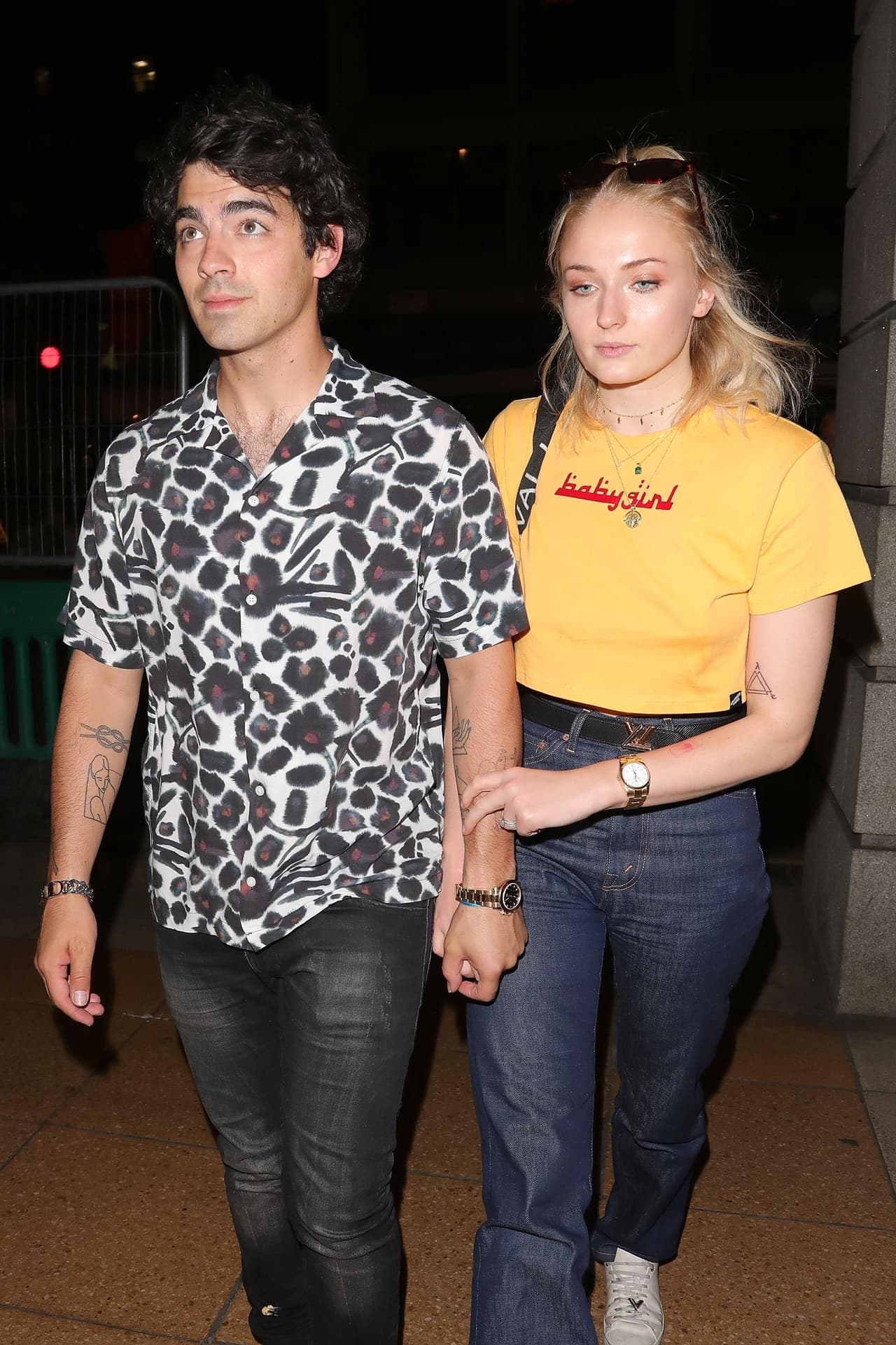 De acuerdo con varios medios, la pareja inició su noviazgo a finales del 2016 e hizo oficial su relación hasta enero de 2017. Ese mismo año Joe le entregó el anillo de compromiso a Sophie, el cual podría tener un valor que va de los 20,000 a los 150,000 dólares, de acuerdo con la revista 
<a href="http://time.com/money/4984284/sophie-turner-joe-jonas-engagement-ring-price/"><b>Time</b></a>.