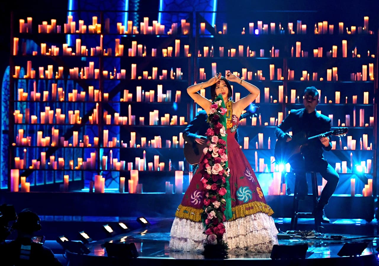 Sin embargo, la intérprete de 'La llorona' no descartó que en un futuro sí pueda grabar a dúo con Álex Fernández.