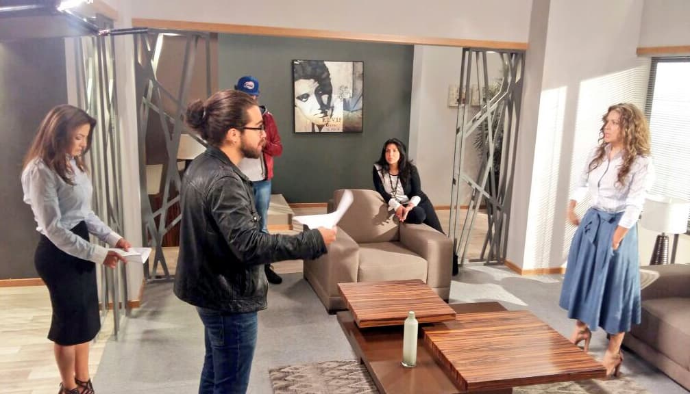 Las pruebas para encontrar al elenco siguen el foro 6 de Televisa San Ángel; que ha sido testigo del desfile de talento. Hoy la productora informó "Arrancamos este martes con las pruebas para #Adriana - Quien será la mano derecha de #LaCandidata ?".