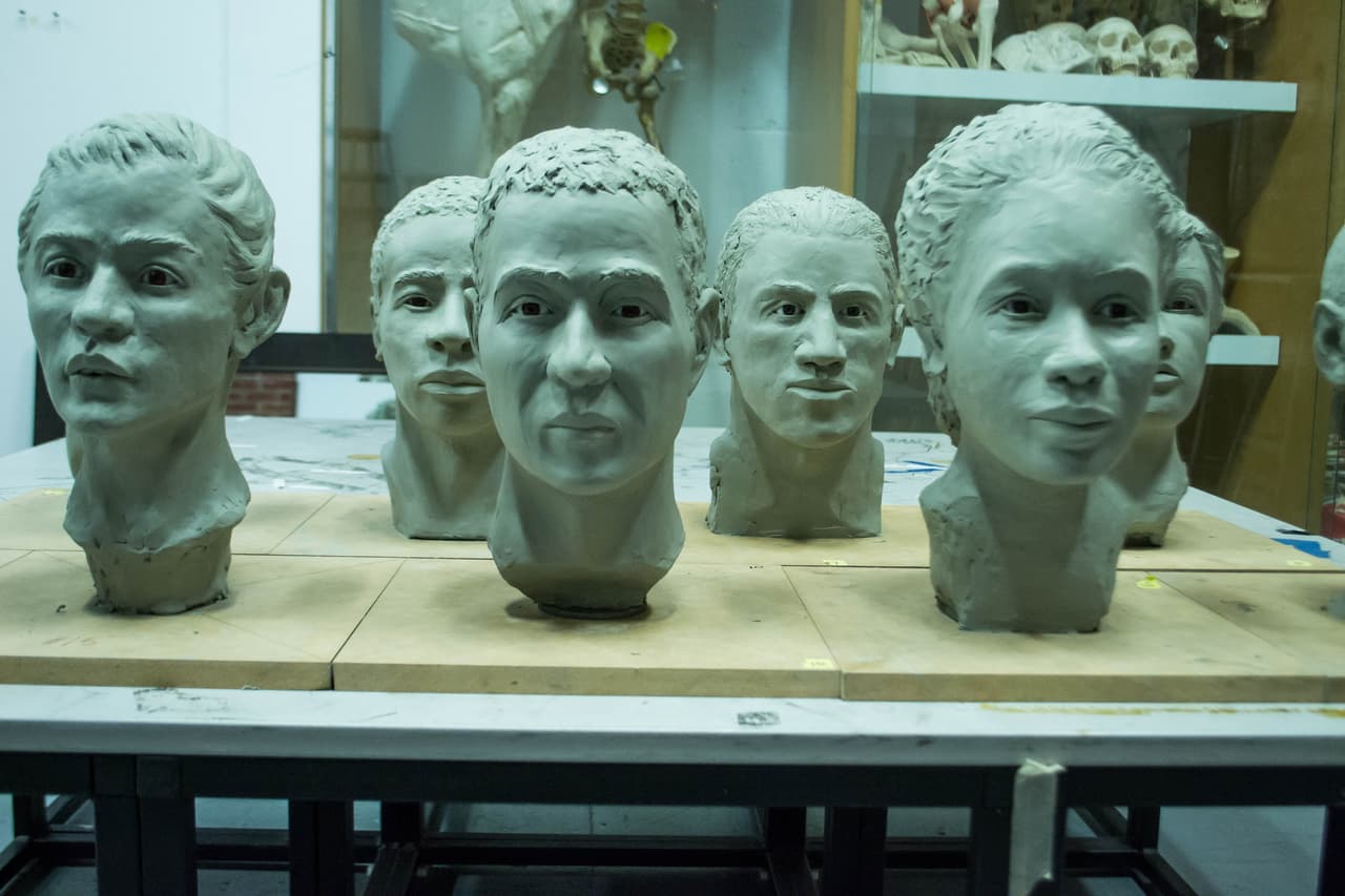 Recosntrucciones terminadas en una de las clases de la Academia de Arte.