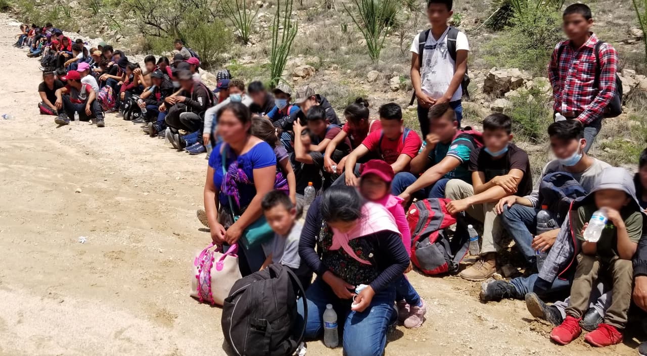 Más de 100 migrantes se entregaron a los agentes de Border Patrol este jueves por la tarde cerca de Sasabe. Más de 90 eran niños no acompañados, originarios de Guatemala. Después de cruzar la frontera ilegalmente, los dejaron bajo un calor excesivo hasta que llegaron los agentes.