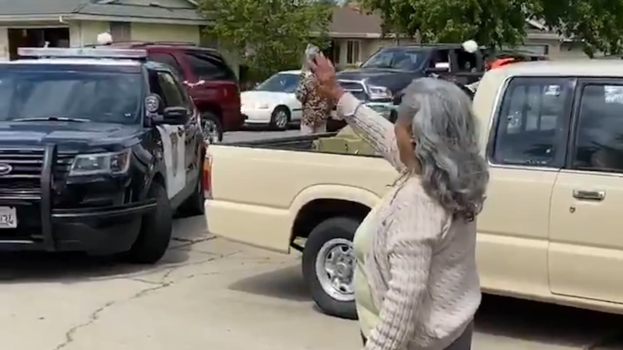 Mendiola recibió a todos los que participaron con besos que mandó desde su casa.