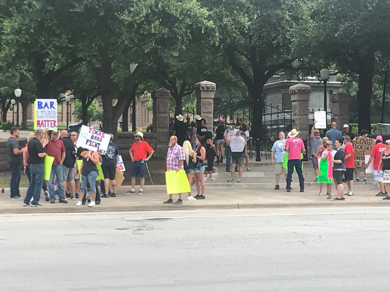 <a href="https://www.univision.com/local/dallas-kuvn/queda-en-libertad-la-duena-del-salon-de-dallas-que-desafio-la-orden-de-quedarse-en-casa">Shelley Luther, la propietaria del salón de Dallas</a> arrestada en mayo por reabrir a pesar de una orden de cierre, se unió a los manifestantes y compartió su apoyo a su llamado a reabrir bares.