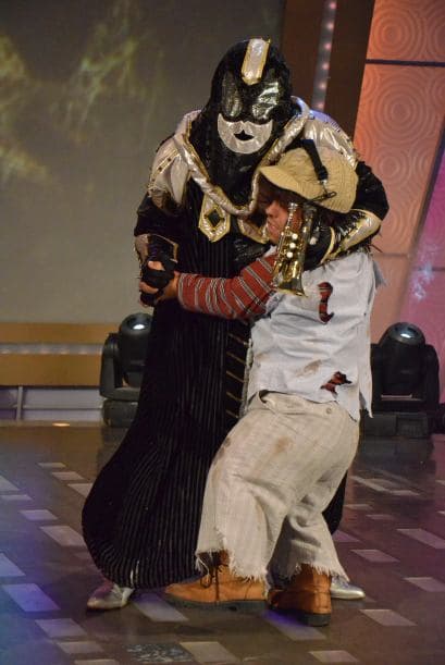 Fue tan buena su participación que El Chacal y su posilga no resistieron en abrazarse y bailar muy pegaditos.