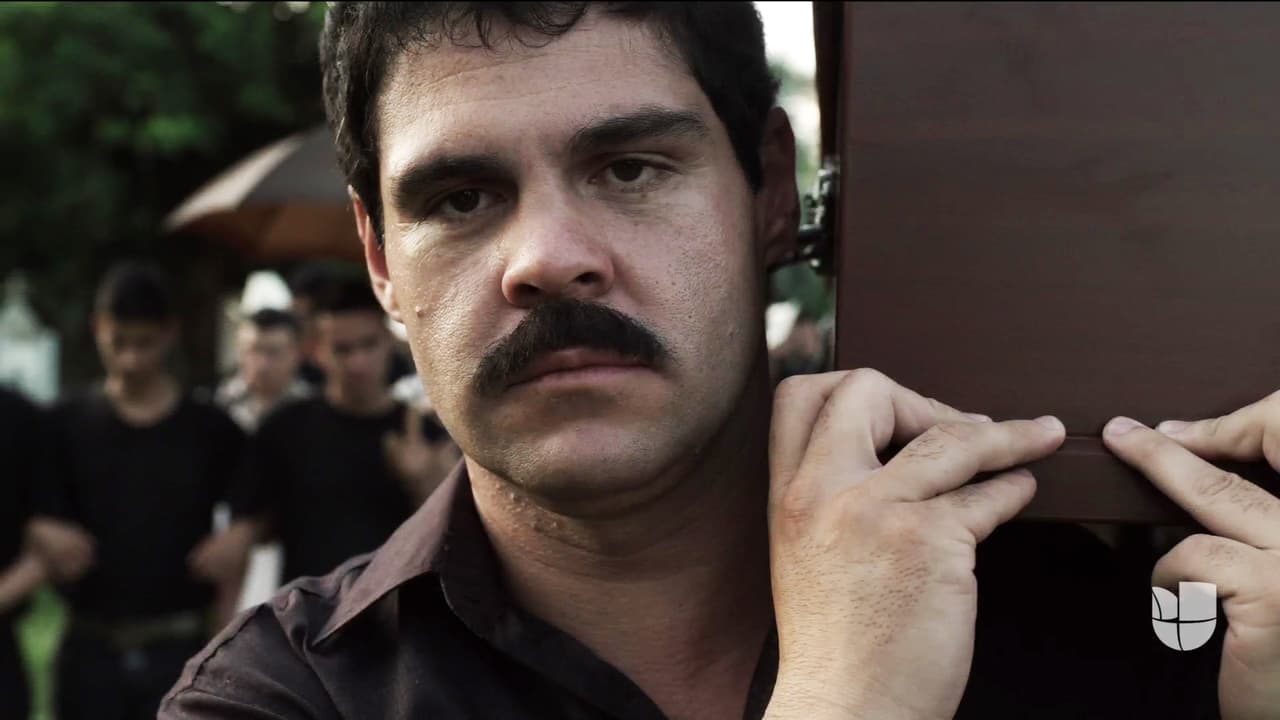 Mientras Joaquín Guzmán enterraba a su padre, 
<b><a href="http://www.univision.com/series/el-chapo/el-guero-asesino-a-los-trabajadores-del-tunel-por-ordenes-de-el-chapo-video">'El Güero' cumplía su orden de asesinar a los constructores del túnel</a></b>.