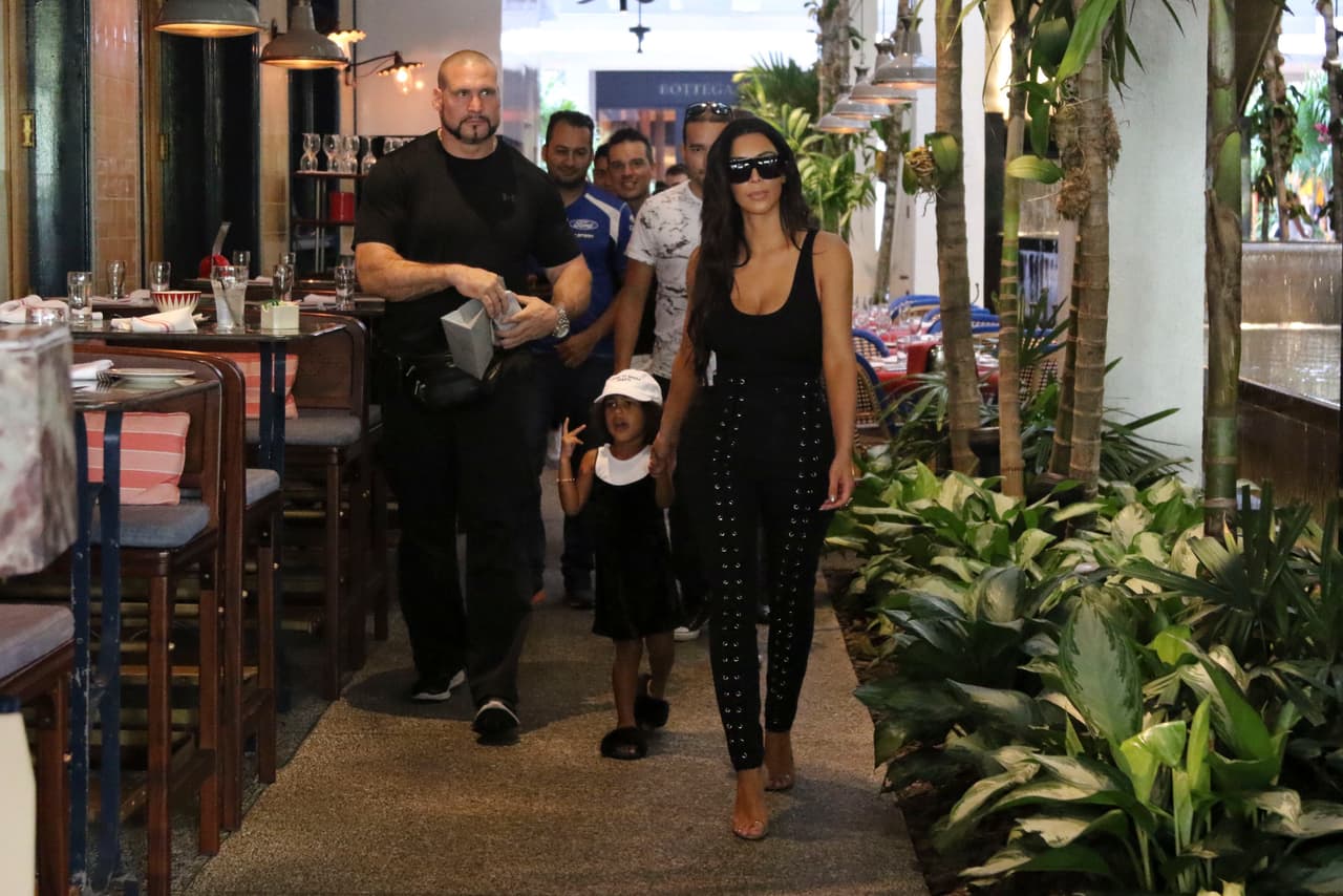 El guardaespaldas de Kim no podía faltar.