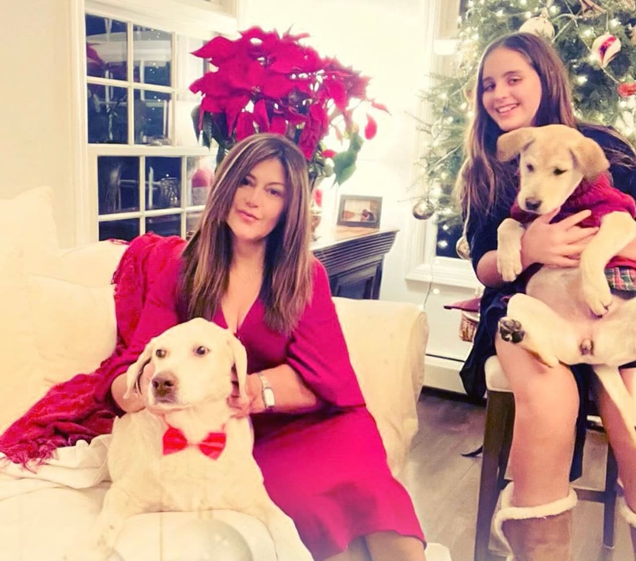 <b>Mariela Salgado</b>: "El año lo recibo con mi hija Isabella y mis perros Max y Luna, familiares y amigos. Me rodeo de gente que me ama. Entrego el año agradeciendo por todas las bendiciones, pidiéndole a Jesús que el próximo sea mejor y que se lleve todo lo malo".
<br>"Comemos 12 uvas, cada una representando un mes del año venidero. Como chilena además acostumbramos a preparar las lentejas. Una cucharada por persona para la "buena suerte " o para ser bendecidos. Lo más importante es el abrazo a las 12:00 con mi niña. Bendiciones", Mariela Salgado.