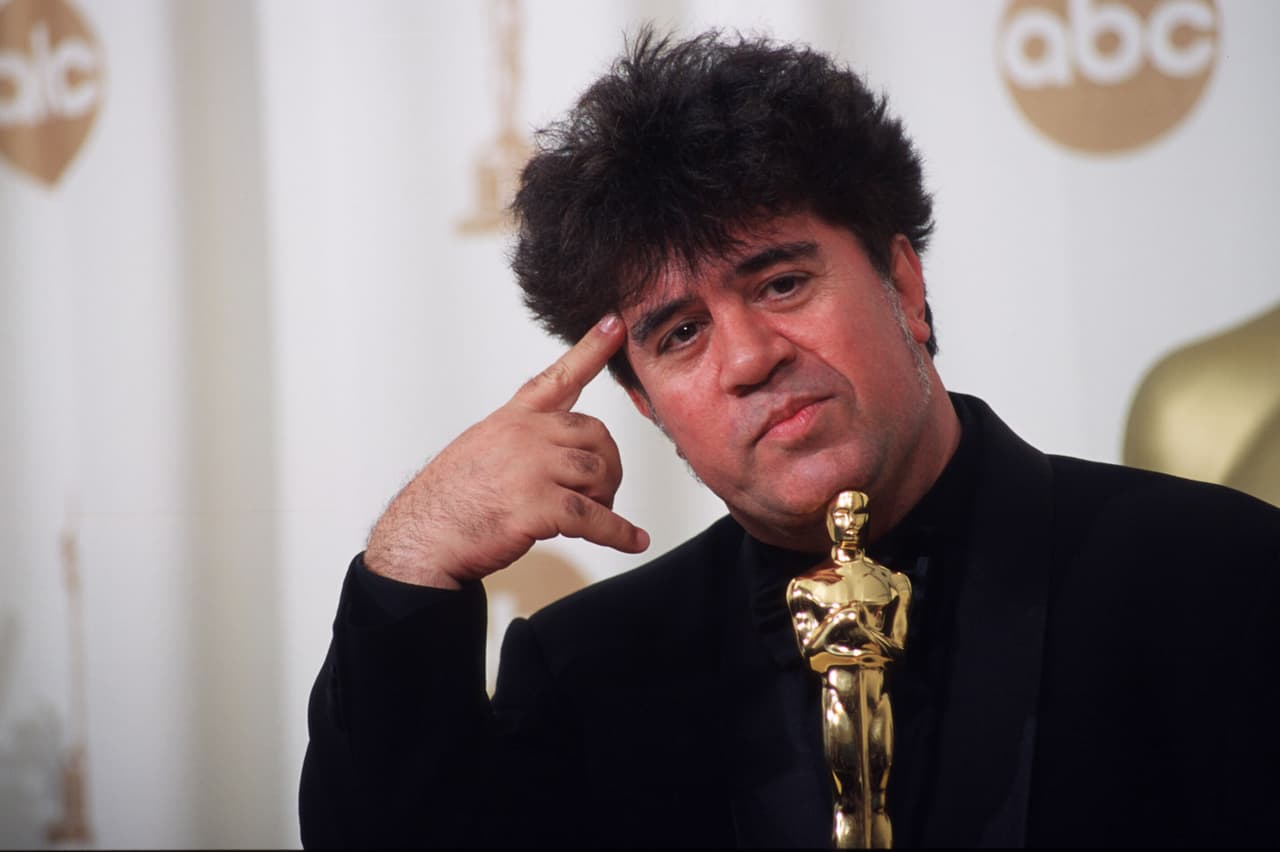 Pedro Almodóvar: Director-guionista, español, 3 nominaciones, 1 Oscar. Almodóvar ha sido nominado en dos ocasiones en la categoría a mejor película en lengua extranjera; en1988, por Mujeres al borde de un ataque de nervios y en1999 por Todo sobre mi madre, con la que ganó el Oscar. En 2002, Hable con ella, le mereció la nominación a mejor director